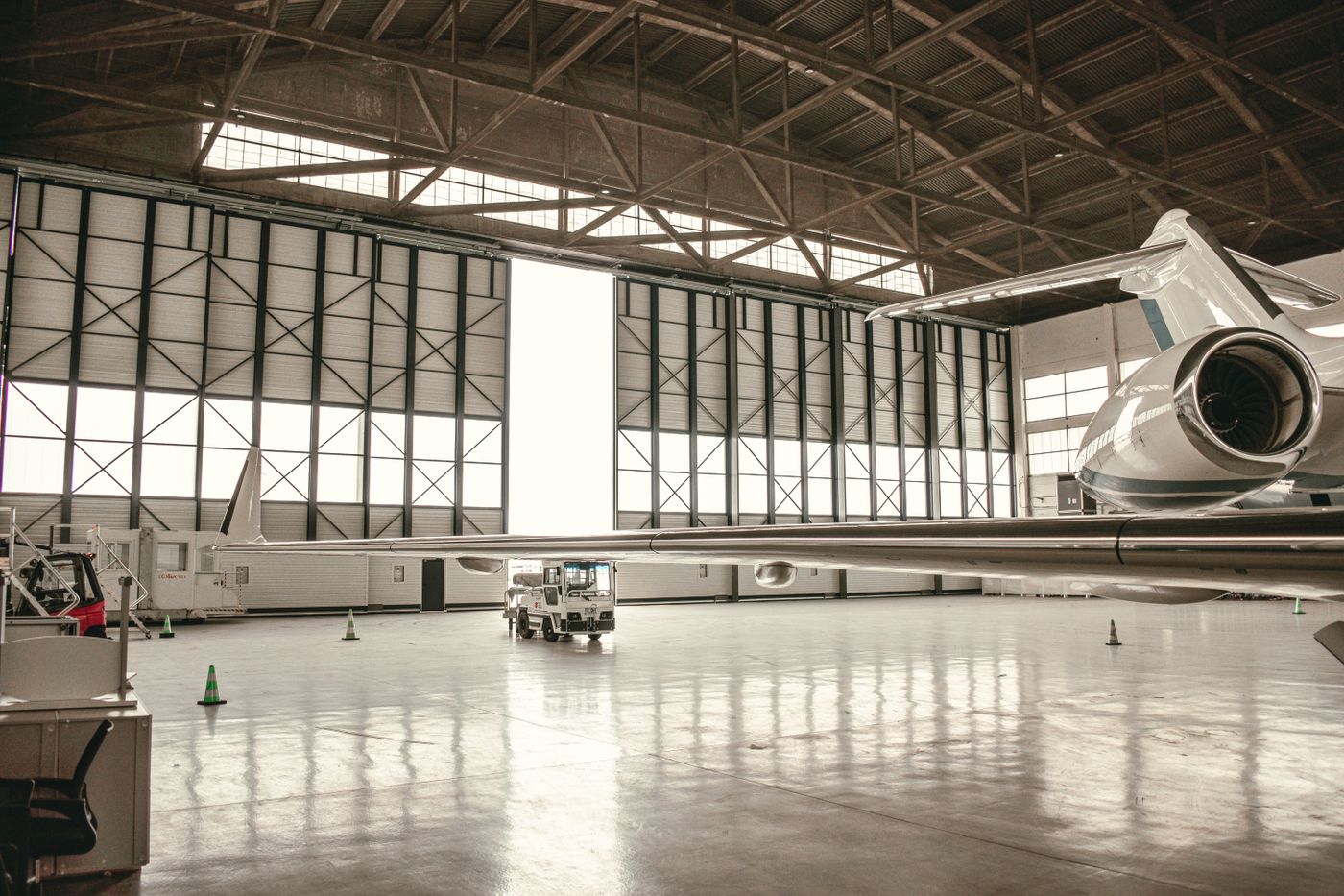Hangar aéronautique sécurisé avec avion, sans personnes