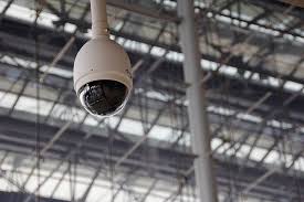 Caméra de surveillance pour environnements de sécurité et sûreté